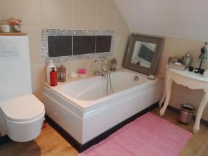 uma casa de banho com uma banheira, um WC e um lavatório. em La Lilloise Villeneuve D'Ascq GD STADE Mauroy em Villeneuve d'Ascq