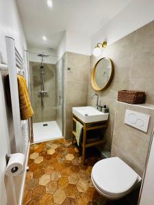 La salle de bains est pourvue de toilettes, d'un lavabo et d'une douche. dans l'établissement B&B Les Têtes de Mules - Adults Only, à Gémenos