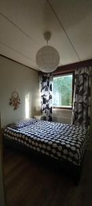 Un dormitorio con una cama grande y una ventana en Magic lapland villa, en Rovaniemi