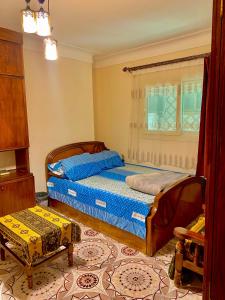 Postel nebo postele na pokoji v ubytování Comfort 2 steps Side Sea view serviced apartment near montaza palace and Easy access to all Sites è AC ,WIFI, Security
