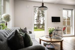 uma sala de estar com um sofá e uma mesa em Udden, Amazing house with lake view em Mullsjö