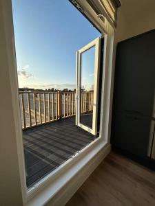 uma vista para uma varanda com uma grande janela em Hamlet Court Apartment Flat 2A em Southend-on-Sea