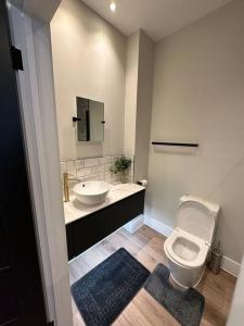 uma casa de banho com um WC e um lavatório em Hamlet Court Apartment Flat 2A em Southend-on-Sea