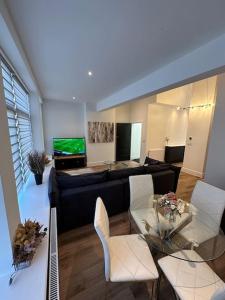 uma sala de estar com um sofá e uma televisão em Hamlet Court Apartment Flat 2A em Southend-on-Sea