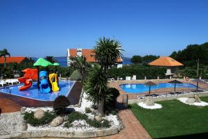 Bazén v ubytovaní Apartamentos Coral Do Mar II alebo v jeho blízkosti