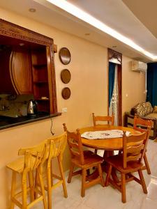Posezení v ubytování Comfort 2 steps Side Sea view serviced apartment near montaza palace and Easy access to all Sites è AC ,WIFI, Security