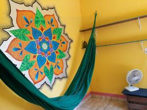Zimmer mit Hängematte und Ventilator in der Unterkunft Caminho das pedras-Medicina, Consciência e espiritualidade- Hospedaria na floresta com saída ao Igarapé in Alter do Chao