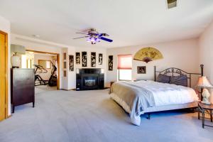 1 dormitorio grande con 1 cama y chimenea en Albuquerque Home with Spacious Yard and Fire Pit!, en Albuquerque