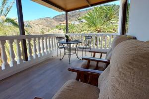- un balcon avec une table et des chaises sur une terrasse couverte dans l'établissement Vv Casa Lucas, à Vallehermoso