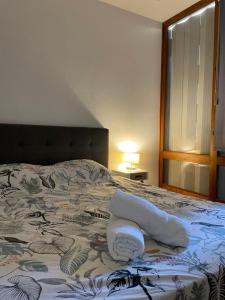- un lit avec une couverture et des serviettes dans l'établissement Calme et confort: Appartement 3 chambres + balcon, à Bourges
