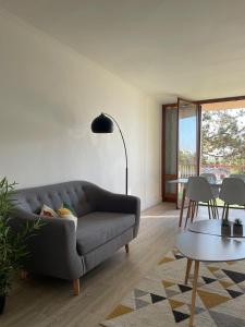 - un salon avec un canapé et une table dans l'établissement Calme et confort: Appartement 3 chambres + balcon, à Bourges