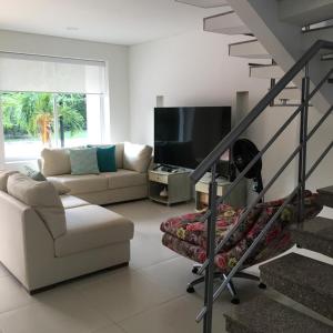 uma sala de estar com um sofá e uma televisão em CASA EN CONDOMINIO, GIRARDOT em Girardot