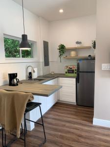 eine Küche mit einem Kühlschrank und einem Tisch darin in der Unterkunft Biscayne Garden's Studio in Miami