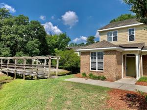 Cozy Corner - Family Beach Vacation Condo في ويلمنجتون: منزل مع جسر خشبي في الفناء