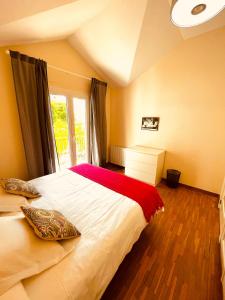 - une chambre avec un grand lit et une fenêtre dans l'établissement VILLA MERCEDES, à Grenade