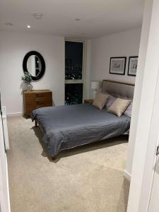 Giường trong phòng chung tại Canary Wharf Luxury 2 Bed Apartment