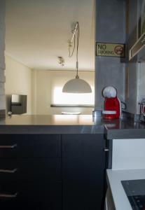 una cucina con bancone e apparecchio rosso di Apartamento en el Zapillo, Las Conchas II a Almería