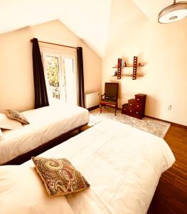 - une chambre avec 2 lits et une fenêtre dans l'établissement VILLA MERCEDES, à Grenade