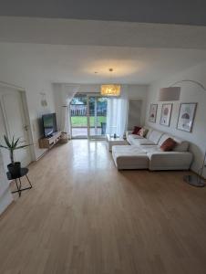 ein Wohnzimmer mit 2 weißen Sofas und einem TV in der Unterkunft Ferienwohnung Mila, Scheidt in Saarbrücken