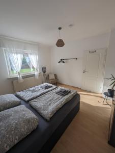 1 dormitorio con 2 camas y ventana en Ferienwohnung Mila, Scheidt en Saarbrücken