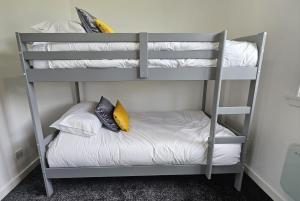 Bunk bed o mga bunk bed sa kuwarto sa Contemporary Highland Cottage
