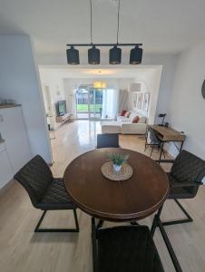 sala de estar con mesa de madera y sillas en Ferienwohnung Mila, Scheidt, en Saarbrücken