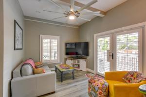 Μια τηλεόραση ή/και κέντρο ψυχαγωγίας στο Breezy Key West First-Floor Condo with Pool Access