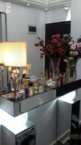 eine Theke mit Blumenvasen auf einem Zimmer in der Unterkunft شقه للإيجار المفروش سوبر لوكس (vip) أمام البحر مباشرة in Alexandria