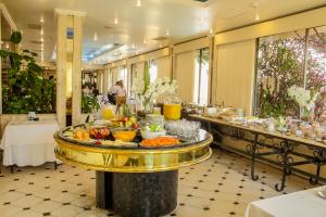 - un buffet dans un hôtel avec de la nourriture sur une table dans l'établissement Nobile Suites Excelsior Asuncion, à Asuncion