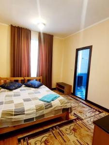 En eller flere senge i et værelse på турбаза Янгиабад
