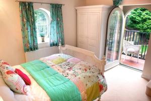 1 dormitorio con 1 cama en una habitación con ventanas en Folly - Middleton Hall Estate en Belford