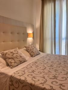 a bedroom with a large bed and a window at Albergo Degli Amici in Monterosso al Mare