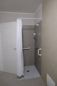 y baño con ducha con cortina blanca. en Casa Celeste, en Nocera Umbra