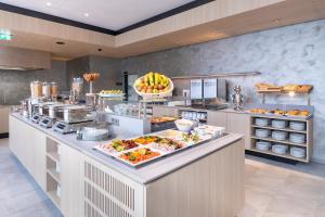 ein Buffet mit viel Essen vorhanden in der Unterkunft Hilton Garden Inn Wiener Neustadt in Wiener Neustadt