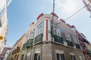 stary budynek z czerwono-białym przycinaniem w obiekcie Casa do Azulejo II w mieście Setúbal