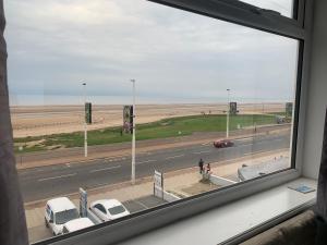 ein Fenster mit Blick auf eine Autobahn und Autos in der Unterkunft St Albans Hotel in Blackpool