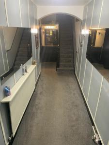 un couloir avec des escaliers dans un bâtiment dans l'établissement St Albans Hotel, à Blackpool