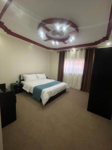 Schlafzimmer mit einem Bett und einem Deckenventilator in der Unterkunft Petra Inn House in Wadi Musa