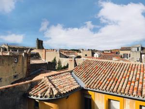 uma vista para uma cidade com telhados em Appartement. Le Joyau de Courtejaire em Carcassonne
