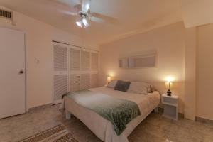 1 dormitorio con 1 cama y ventilador de techo en Casa Elefante hermosa y Centrica, en Chihuahua