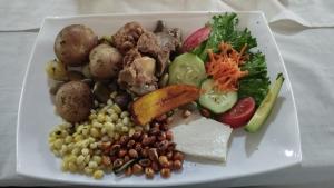 talerz żywności z różnymi rodzajami warzyw w obiekcie PONDOWASI LODGE w mieście Ibarra