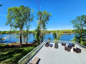 InmanにあるThe Great Escape - Lakefront Rental with Viewsの川の景色を望むデッキ(ベンチ付)