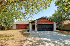 una casa in mattoni rossi con garage con vialetto di The Hiatus, Round Rock, Ideal for Family or Work a Round Rock