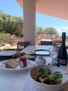 ラ・マッダレーナにあるI Massi 2 La Maddalena Villa con terrazze nel Villaggio Pirasのギャラリーの写真