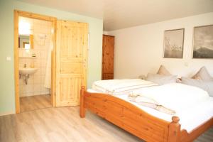 Ein Bett oder Betten in einem Zimmer der Unterkunft Waldhaus Lahnstein