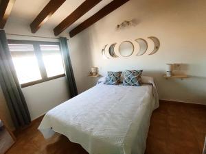 - une chambre avec un lit blanc et une fenêtre dans l'établissement Casa Luz, à Altea