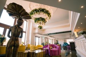 a statue of a woman in a room with chairs at Santa Lucia Boutique Hotel in Santa Luċija