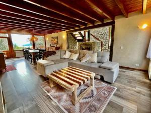 拉安戈斯圖拉鎮的住宿－Hogar de Montaña，带沙发和咖啡桌的客厅