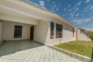 ein weißes Haus mit einer Terrasse davor in der Unterkunft Casa Elefante hermosa y Centrica in Chihuahua