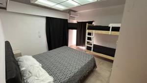 een slaapkamer met 2 stapelbedden en een raam bij NORTE HOSTEL in San Fernando del Valle de Catamarca